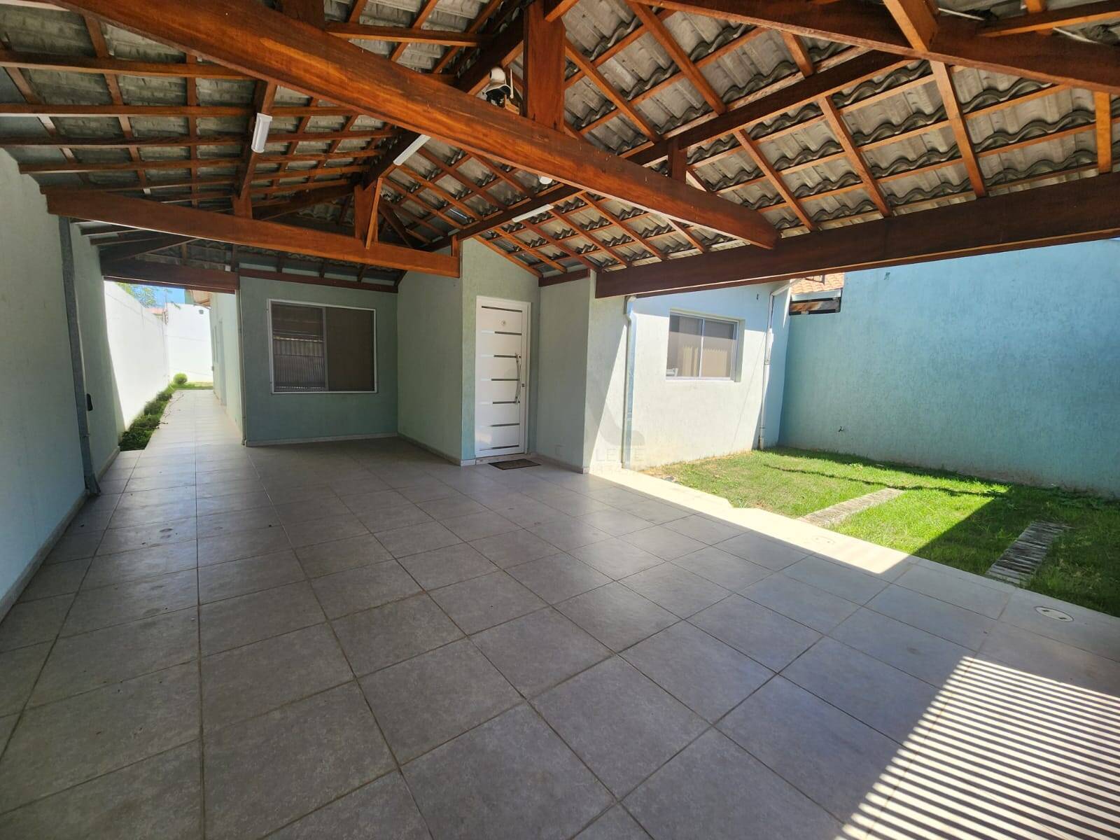 Casa à venda e aluguel com 3 quartos, 115m² - Foto 1